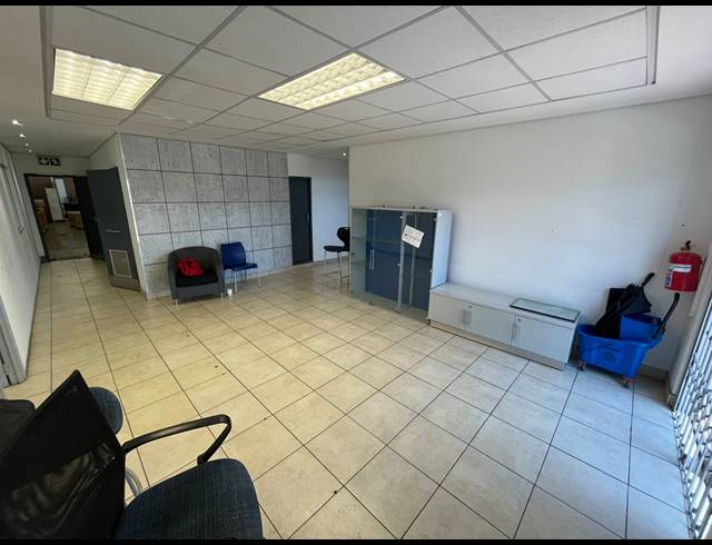 2,245M² WAREHOUSE TO LET IN CLAYVILLE